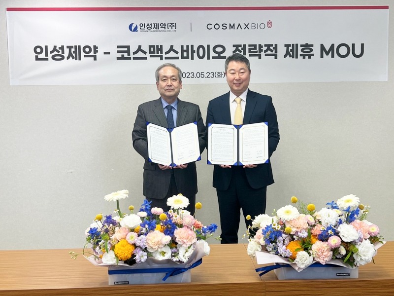 지난 23일 경기 성남시 코스맥스바이오 본사에서 열린 업무협약 체결식에서 김철희 코스맥스바이오 대표(오른쪽)와 도재정 인성제약 사장이 기념촬영을 하고 있다./사진=코스맥스바이오