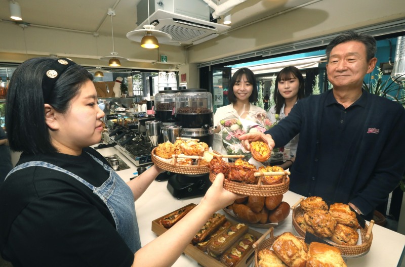 황현식 LG유플러스 대표가 25일 오전 'U+우리동네멤버십-용산 한강대로편'에 참여한 카페 롱브르378에서 영락보린원 원아들에게 전달할 빵을 고르고 있다. 2023.05.25. 사진 제공=LG유플러스