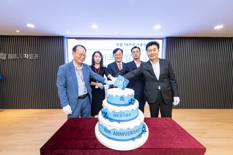 IBK투자증권 서정학 대표이사와 임직원 대표, 행사 참석자가 26일 여의도 본사에서 진행된 창립 15주년 기념식에서 축하 케이크를 자르고 있다. (왼쪽부터) 강석민 감사위원, 임직원 대표, 서정학 대표이사, 이상용 노조위원장, 감성한 부사장. / 사진제공= IBK투자증권(2023.05.26)