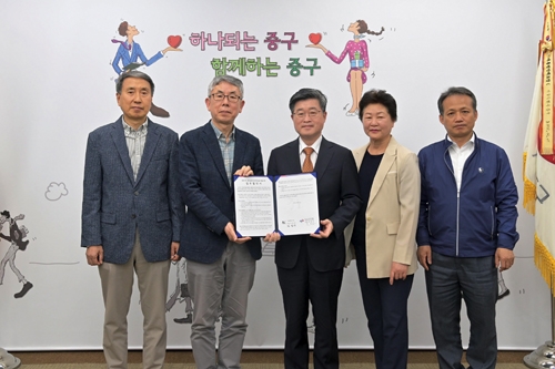 ▲ 김길성 중구청장이 지난 12일 한국공인중개사협회 중구지회와 업무협약을 맺고 복지사각지대에 놓인 위기가구를 함께 찾기로 약속했다. 사진제공 = 중구