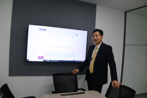 배진수 신한AI 대표이사가 신한 AI 시스템에 대해 소개하고 있다. / 사진= 한국금융신문(2023.05)