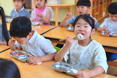 ▲ 경기도 수원시 장안구 소재 새밀알어린이집에서 지난 25일 어린이들이 건강과일 간식을 먹고 있다.
