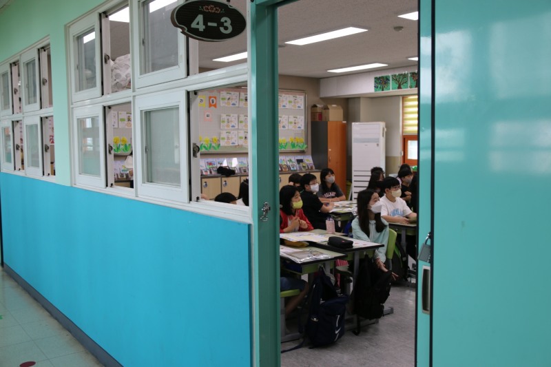 5월 25일 오전 서울 도봉구 누원초등학교에서 4학년 3반 학생들이 금융 교육을 듣고 있다./사진=한국금융신문