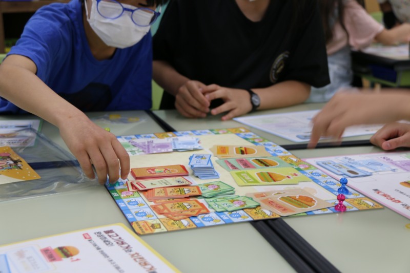 5월 25일 오전 서울 도봉구 누원초등학교 4학년 학생들이 '금융요리왕' 보드게임에 참여하고 있다./사진=한국금융신문