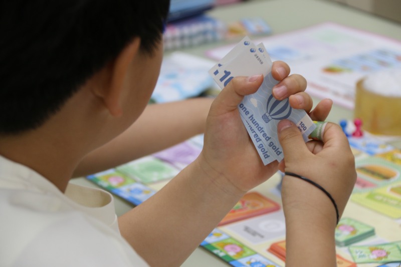 5월 25일 오전 서울 도봉구 누원초등학교 4학년 학생들이 '금융요리왕' 보드게임에 참여하고 있다./사진=한국금융신문