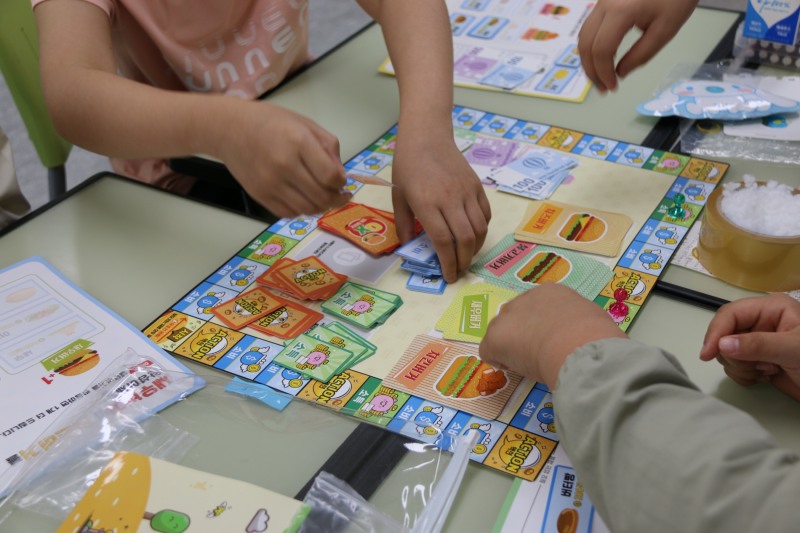 5월 25일 오전 서울 도봉구 누원초등학교 4학년 학생들이 '금융요리왕' 보드게임에 참여하고 있다./사진=한국금융신문