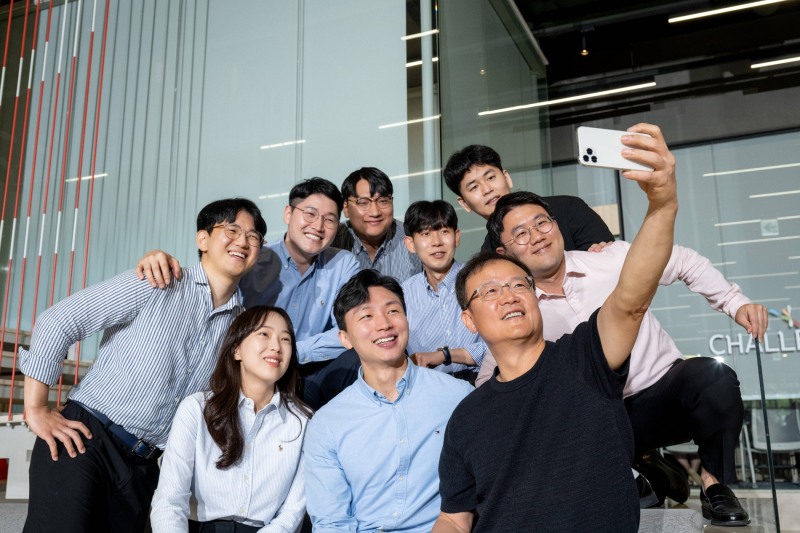 백복인 KT&G 사장(앞줄 맨 오른쪽)이 상상주니어보드 3기 직원들과 사진촬영을 하고 있다./ 사진 = KT&G