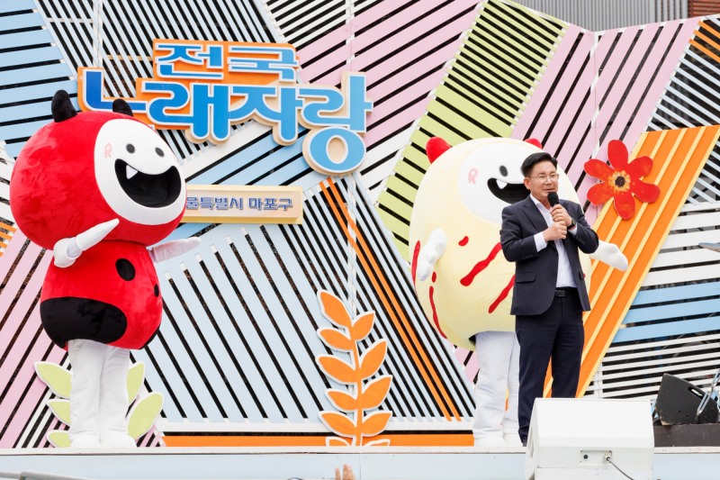 박강수 마포구청장이 30일 홍대 레드로드에서 개최된 전국노래자랑 녹화현장에서 노래를 부르는 모습./사진제공=마포구