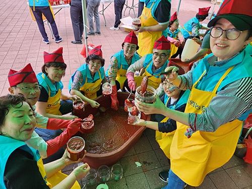 강원농협‧고향‧농가주부모임, '사랑의 전통 장 나눔행사' 개최