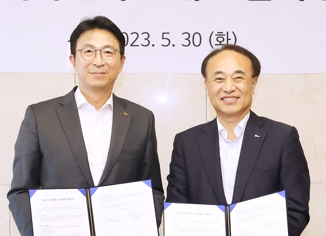 박원철 SKC 사장(왼쪽)과 유병옥 포스코홀딩스 친환경미래소재총괄 부사장. 사진제공=포스코.