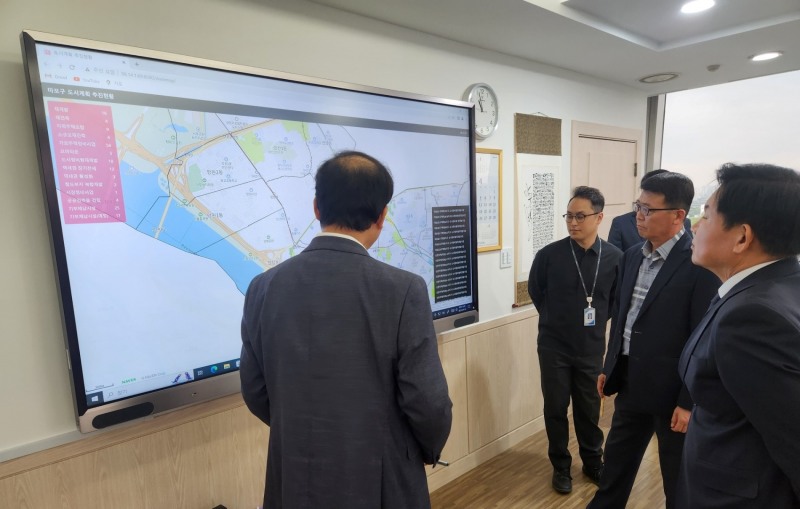 박강수 마포구청장(오른쪽)이 지난 4월 기부채납시설 현황을 살피는 모습./사진제공=마포구