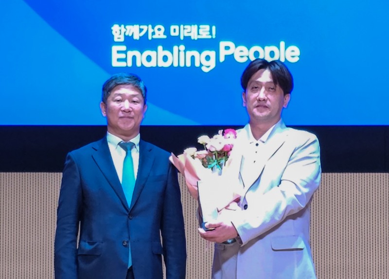 31일 삼성전자 수원사업장에서 열린 '2023 나눔의 날' 행사에서 나눔키오스크 최초 제안자 대표로 구미사업장 김상준 프로(오른쪽)가 특별 포상을 받았다. 사진 제공=삼성전자
