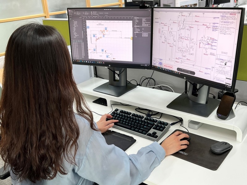 현대엔지니어링 직원이 ‘공정 배관 계장도(P&ID) 자동 인식 시스템’을 이용한 설계 도면 인식 테스트를 진행하고 있다 / 사진제공=현대엔지니어링