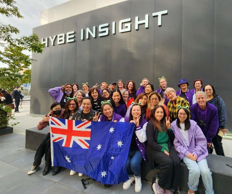 지난해 BTS 호주 팬클럽 회원들이 한국 투어 중 BTS 소속사 하이브 인사이트 사옥을 배경으로 사진을 찍고 있다. /사진제공=한국관광공사