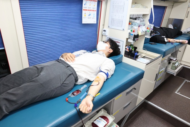 동부건설 임직원이 동부건설 사옥 앞에 위치한 헌혈버스에 방문해 헌혈을 하고 있다./사진제공=동부건설