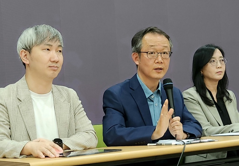 (왼쪽부터) 오형석 LG유플러스 PM(IPTV MSA전환TF), 장재용 담당(MSA서비스개발Lab), 서선애 연구위원이 1일 기술 스터디에서 질문에 답하고 있다. 사진 제공=LG유플러스