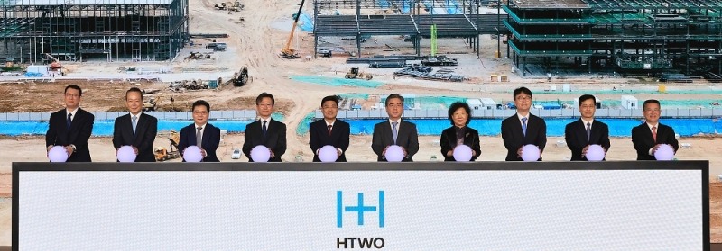 (왼쪽부터) 밴리밍 광둥성위 비서장, 이혁준 현대차그룹 중국유한공사 전무, 진하이 황푸해관 관장, 강상욱 주광저우대한민국 총영사, 린커칭 광둥성 정협 주석 겸 광저우시 서기, 장재훈 현대차 사장, 리신 광둥성 정협 부주석, 이옥헌 산업통상자원부 국장, 장진숭 광둥성 상무청 청장, 천제 황푸구 서기. 사진제공=현대차.