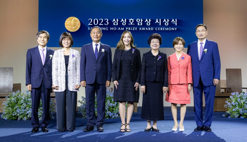 삼성호암상 수상자들이 1일 서울신라호텔 다이너스티홀에서 열린 ‘2023 삼성호암상 시상식’에서 기념 촬영을 하고 있다. (왼쪽부터) 과학상 물리·수학부문 임지순 포스텍 석학교수, 과학상 화학·생명과학부문 최경신 위스콘신대 교수, 공학상 선양국 한양대 석좌교수, 의학상 마샤 헤이기스 하버드의대 교수, 예술상 신수정 서울대 명예교수(조성진 피아니스트 대리 수상), 사회봉사상 사단법인 글로벌케어 추성이 공동대표, 박용준 회장. 사진 제공=호암재