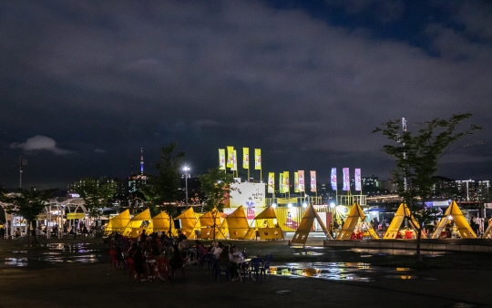 지난해 서울 반포한강공원에서 열린 한강달빛야시장 모습./사진제공=서울시