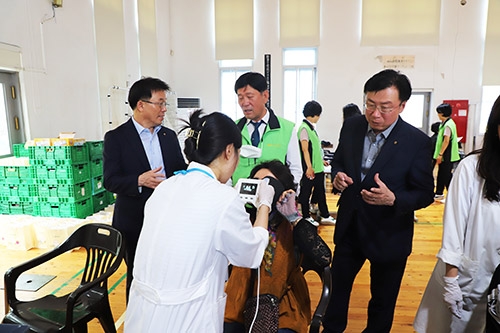 ▲ 이종욱 충남세종농협본부장(오른쪽) 김동진 농협논산시지부장(왼쪽) 이창종 강경농협조합장(가운데)은 농업인 행복버스 봉사 현장을 농업인을 격려했다.