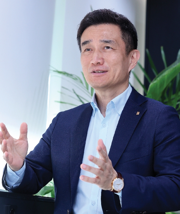 △ 1969년 출생 / FM Global 한국 필드 엔지니어 (2004) / FM Global 싱가포르 필드 엔지니어 (2008) / FM Global 싱가포르 필드 엔지니어링 분야 그룹 매니저, 어시스턴트 부사장(AVP, 2013) / FM Global 싱가포르 클라이언트 컨설팅 담당, 시니어 어카운트 엔지니어, 어시스턴트 부사장(AVP, 2015) / FM Global 싱가포르 언더라이팅·수익성 제고 등 비즈니스 담당, 시니어 어카운트 매니저 및 어시스턴트 부사장 (2018) / FM Global 한국지점 대표 (2022~)