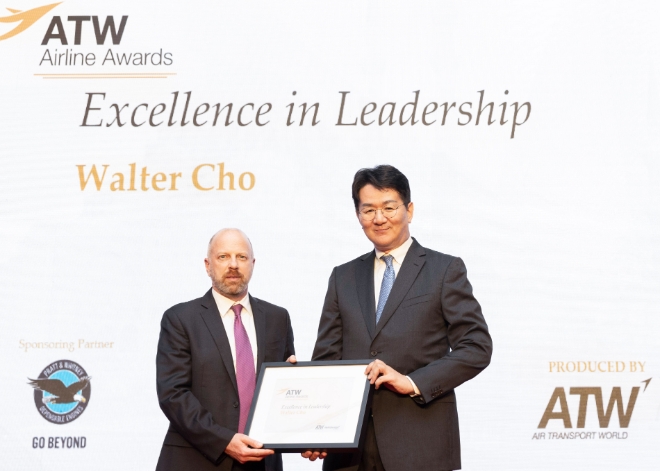 조원태 한진그룹 회장이 지난 2일(현지시간) 오후 튀르키예 이스탄불 그랜드 제바히르 호텔(Grand Cevahir Hotel)에서 열린 에어 트랜스포트 월드(Air Transport World·ATW) 시상식에서 ‘2023년 올해의 항공업계 리더십(Excellence in Leadership)' 상을 수상했다. /사진제공=대한항공.