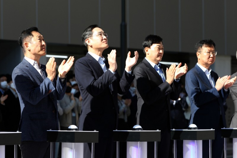 세계 최대 바이오의약품 생산 시설인 삼성바이오로직스 제4공장 준공식에 참석한 이재용 부회장의 모습 (왼쪽에서 두번째). 2022.10.11. 사진제공=삼성전자