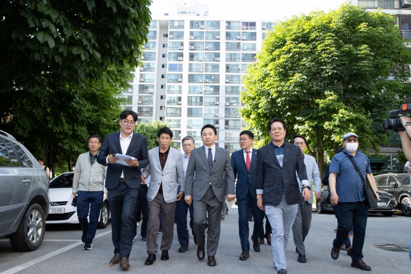 1기신도시 평촌 일대를 찾은 원희룡 국토교통부 장관이 현장을 시찰하고 있다. / 사진제공=국토교통부