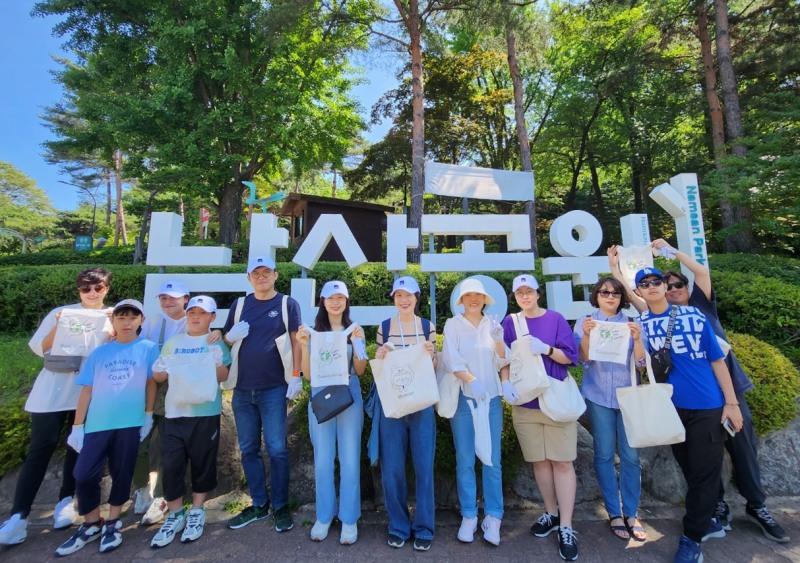 AXA손해보험이 임직원 가족과 함께하는 ‘패밀리 플로깅 데이’ 봉사활동 ‘남산 쓰담쓰담’을 진행했다./사진제공: AXA손해보험