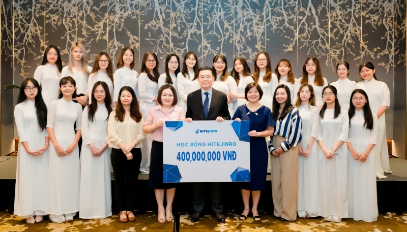하이트진로 김인규 대표(사진 앞줄 중앙)가 베트남 대학생 20명에게 장학금을 전달하고 있다./ 사진 = 하이트진로