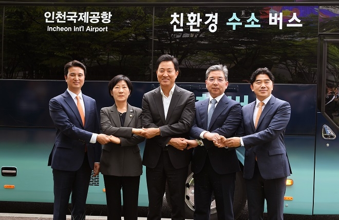 (왼쪽부터) 추형욱 SK E&S 사장, 한화진 환경부장관, 오세훈 서울시장, 장재훈 현대차 사장, 이종호 티맵모빌리티 사장. 사진제공=현대차.