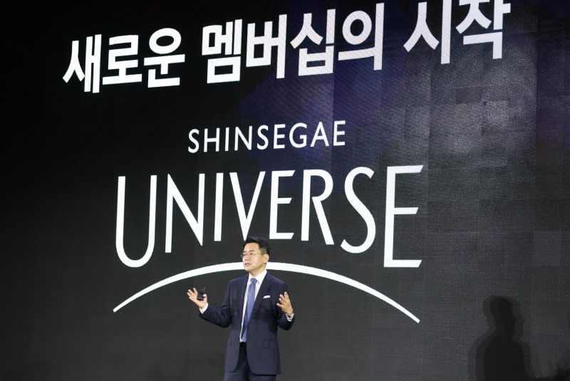 강희석 이마트 대표가 신세계 유니버스 클럽에 대해 설명하는 모습. /사진제공=신세계그룹