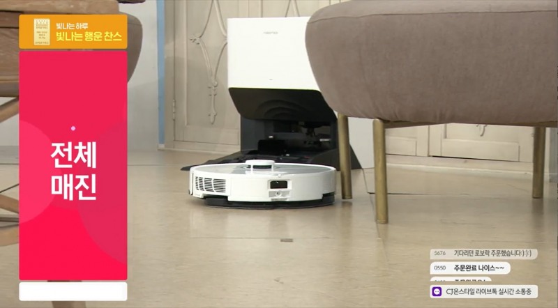 굿라이프에서 판매된 로보락 청소기. /사진제공=CJ온스타일