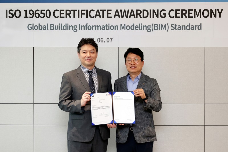 왼쪽 BSI Group Korea 임성환 대표, 오른쪽 대우건설 안전품질본부 배용주 상무 / 사진제공=대우건설