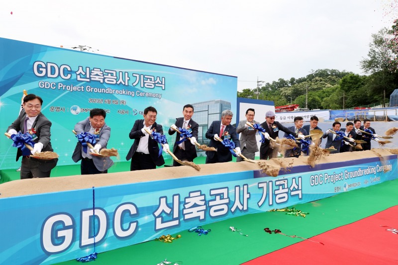 GDC 신축공사 기공식 참석자들이 시삽을 하고 있다. 왼쪽에서 5번째 대우건설 정원주 회장, 왼쪽에서 7번째 에릭 테오 주한 싱가포르대사, 왼쪽에서 8번째 전성수 서초구청장 / 사진제공=대우건설