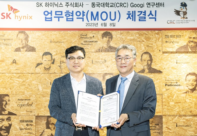 김형수 SK하이닉스 안전보건환경담당 부사장(오른쪽)과 임종연 동국대학교 CRC 센터장(왼쪽)이 8일 동국대에서 산업 안전사고 예방 등을 위한 스마트 기술 공동 연구 협약(MOU)을 체결했다. 사진 제공=SK하이닉스