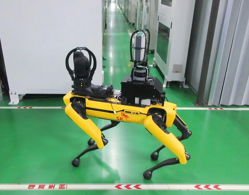 SK하이닉스의 4족 보행 로봇이 사업장 내 안전 검증을 위해 순찰하는 모습. 사진 제공=SK하이닉스