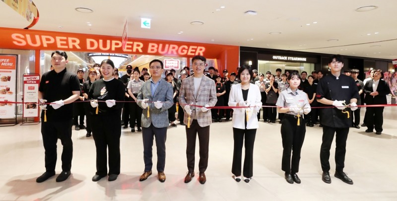 9일 아웃백과 슈퍼두퍼 동반 오픈식에 참가한 bhc그룹 박현종 회장(좌측에서 네 번째)과 임금옥 대표(좌측에서 세 번째)가 관계자들과 함께 커팅식을 실시하고 있다. / 사진 = bhc그룹