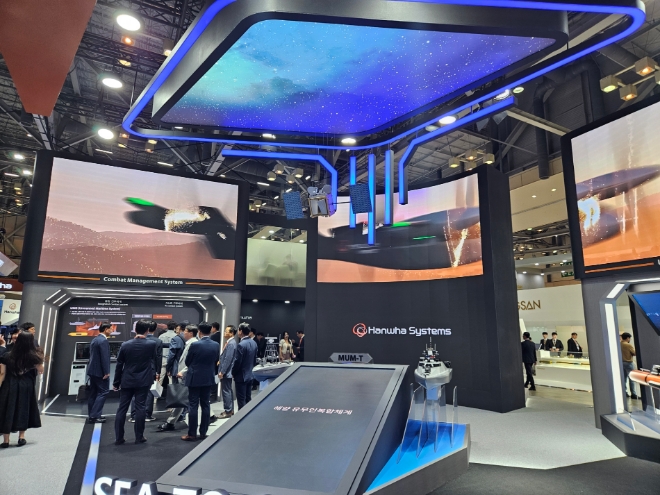 한화시스템은 7~9일 부산 벡스코에서 열린 '2023 국제해양방위산업전'에서 ICS 등 최신 해양무기 전투체계를 선보였다.