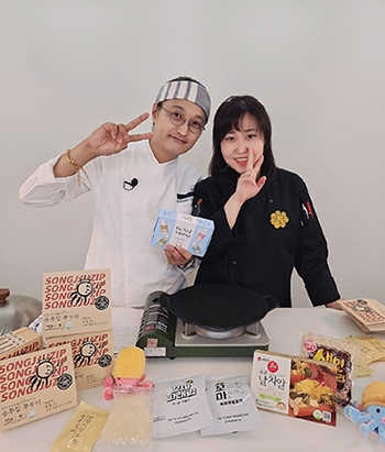 ▲ 온쿡컴퍼니 이벧산(왼쪽) 김민이 대표가 포즈를 취하고 있다. 사진제공 = 인천 송쭈집