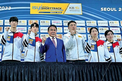 ▲ 윤홍근 대한빙상경기연맹 회장이 빙상 국가대표 선수들과 기념사진을 촬영하고 있다. 사진 = 제너시스BBQ