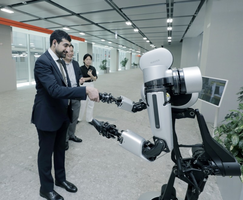 2일 경기도 성남시 네이버 1784를 방문해 네이버의 첨단 기술 테크 컨버전스 사례를 체험 중인 셰이크 사우드 술탄 빈 모하메드 알 카시미 왕자. / 사진제공=네이버