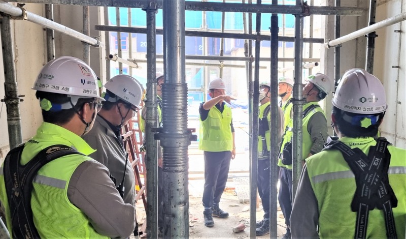 반도건설 이정렬 시공부문 대표가 현장 순회 안전점검을 실시하고 있다. / 사진제공=반도건설