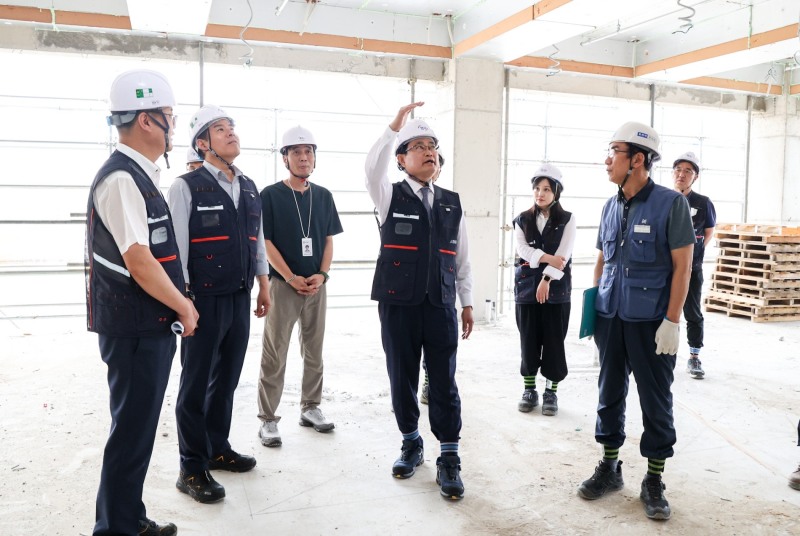 12일 광주광역시 광산구 송정동 복합커뮤니티센터 건설 현장에서 권남주 캠코 사장(사진 앞줄 오른쪽에서 두번째)이 현장 관계자들과 함께 여름철 대비 특별 안전점검을 실시하고 있다./사진제공=캠코