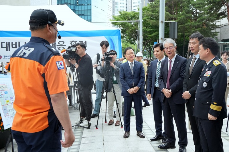 우리금융그룹은 지난 12일 우리에프아이에스, 마포소방서, 한국전기안전공사와 함께 합동 소방훈련을 실시했다. (사진 왼쪽부터)고정현 우리에프아이에스 대표이사,김병칠 금융감독원 부원장보, 임종룡 우리금융그룹 회장, 이복현 금융감독원장, 남화영 소방청장이 합동 소방훈련에 참여하고 있다./사진제공=우리금융