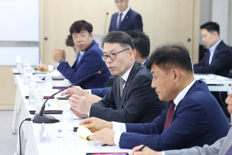 김성태 IBK기업은행장이 13일 충청남도 천안시 충남북부상공회의소에서 열린 중소기업 현장간담회에서 중소기업 대표들과 대화하고 있다. /사진제공=IBK기업은행