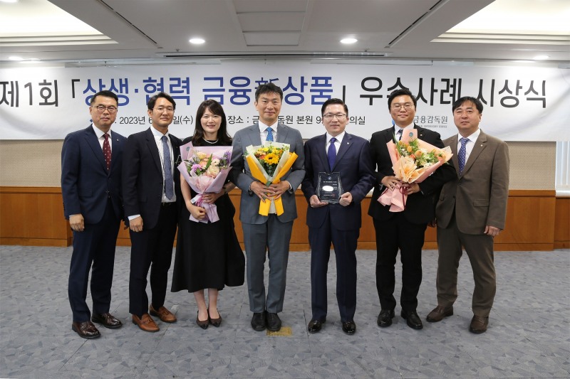 (왼쪽 네번째부터)이복현 금융감독원장과 나채범 한화손해보험 대표이사 사장이 기념촬영을 하고 있다./사진제공=한화손해보험