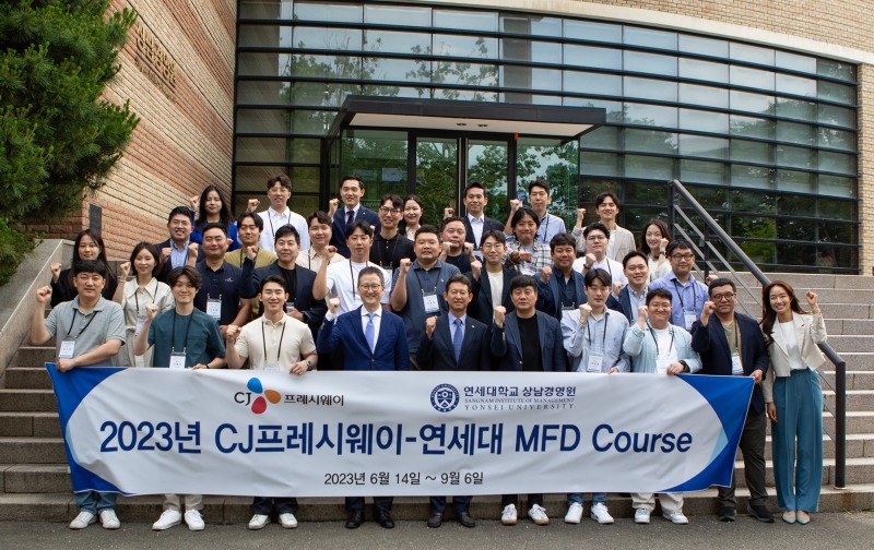 정성필 CJ프레시웨이 대표이사(앞줄 왼쪽 5번째)와 박용석 연세대학교 상남경영원장(앞줄 왼쪽 4번째)이 임직원 교육생들과 기념사진을 촬영하고 있다./ 사진 = CJ프레시웨이