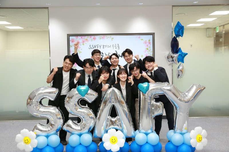 부산광역시에 위치한 'SSAFY 부울경 캠퍼스' 8기 교육생들이 수료식을 앞두고 기념 촬영을 하고 있다. 사진 제공=삼성전자