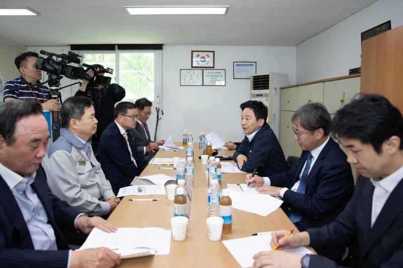 16일 오전 경기도 시멘트 유통기지 현장을 방문한 원희룡 국토교통부 장관이 건설, 시멘트업계 등 관계자들과의 간담회를 진행하고 있다. / 사진제공=국토교통부